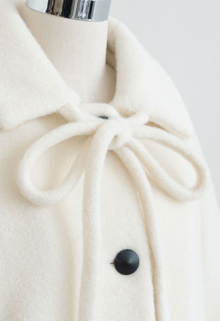 Abrigo largo anudado con lazo y botones en marfil