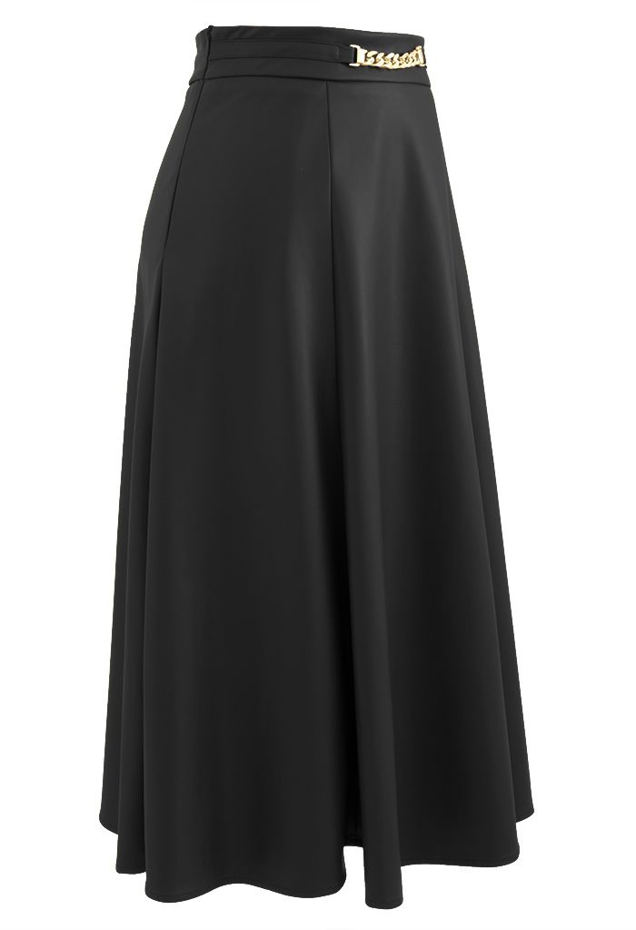 Falda de piel sintética con adornos de cadenas metálicas en negro