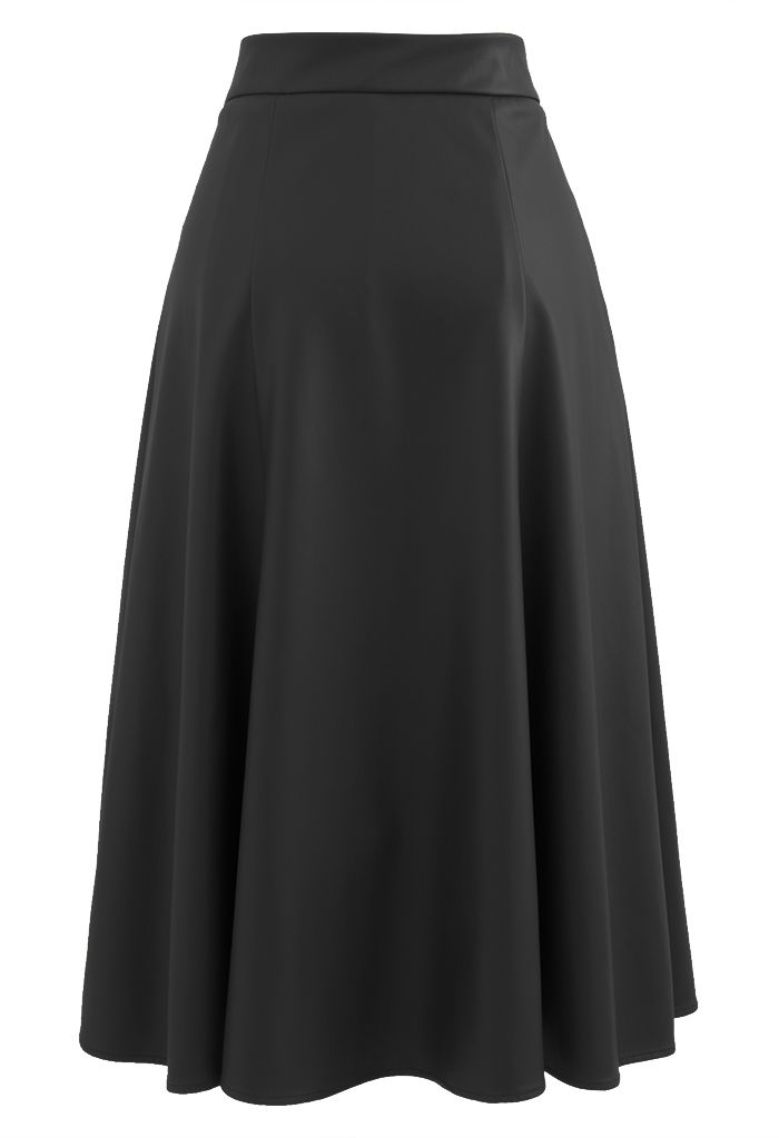 Falda de piel sintética con adornos de cadenas metálicas en negro