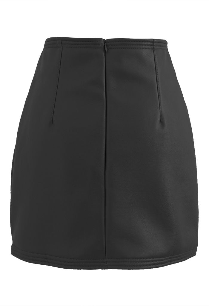 Minifalda de cuero sintético con detalle de costuras en negro