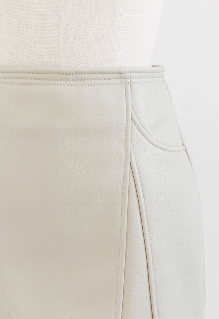 Minifalda de cuero sintético con detalle de costuras en marfil