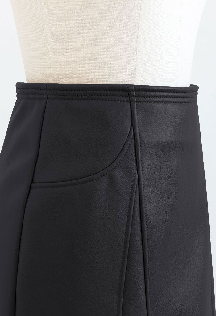 Minifalda de cuero sintético con detalle de costuras en negro