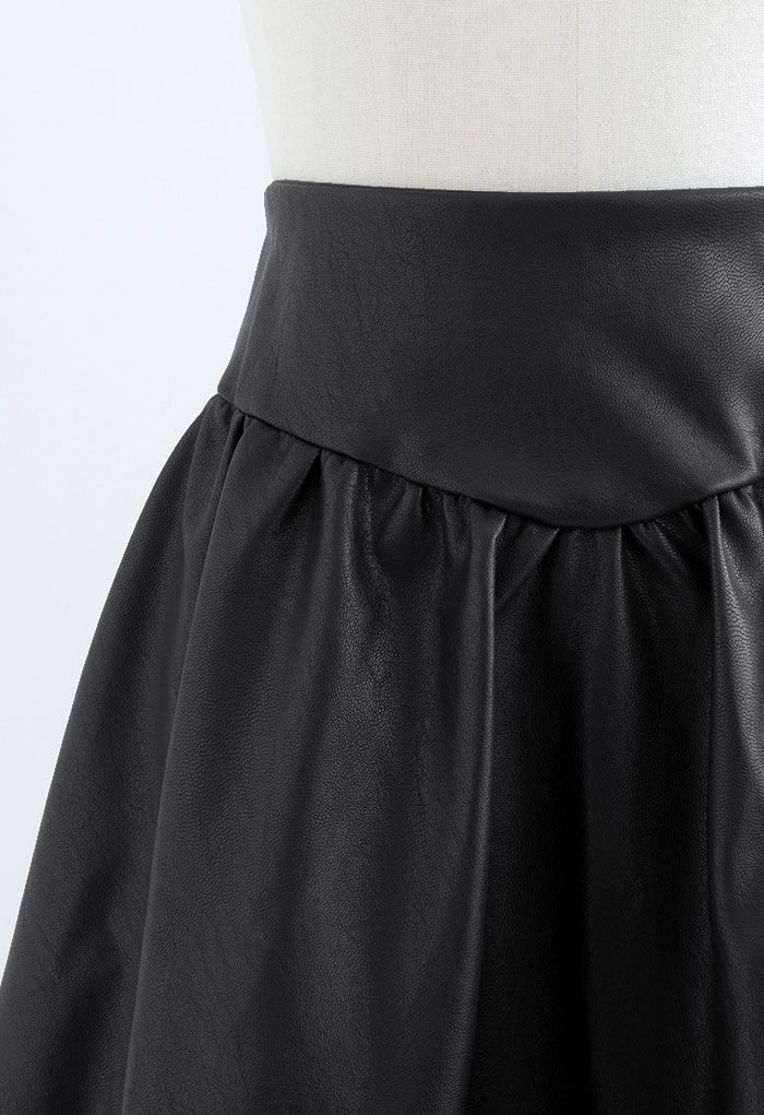 Minifalda acampanada de piel sintética con cremallera en negro