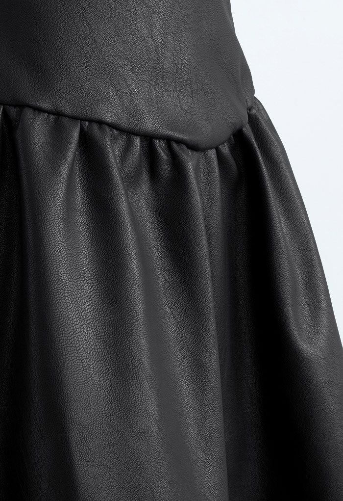 Minifalda acampanada de piel sintética con cremallera en negro