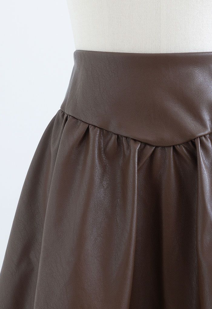 Minifalda acampanada de piel sintética con cremallera en marrón