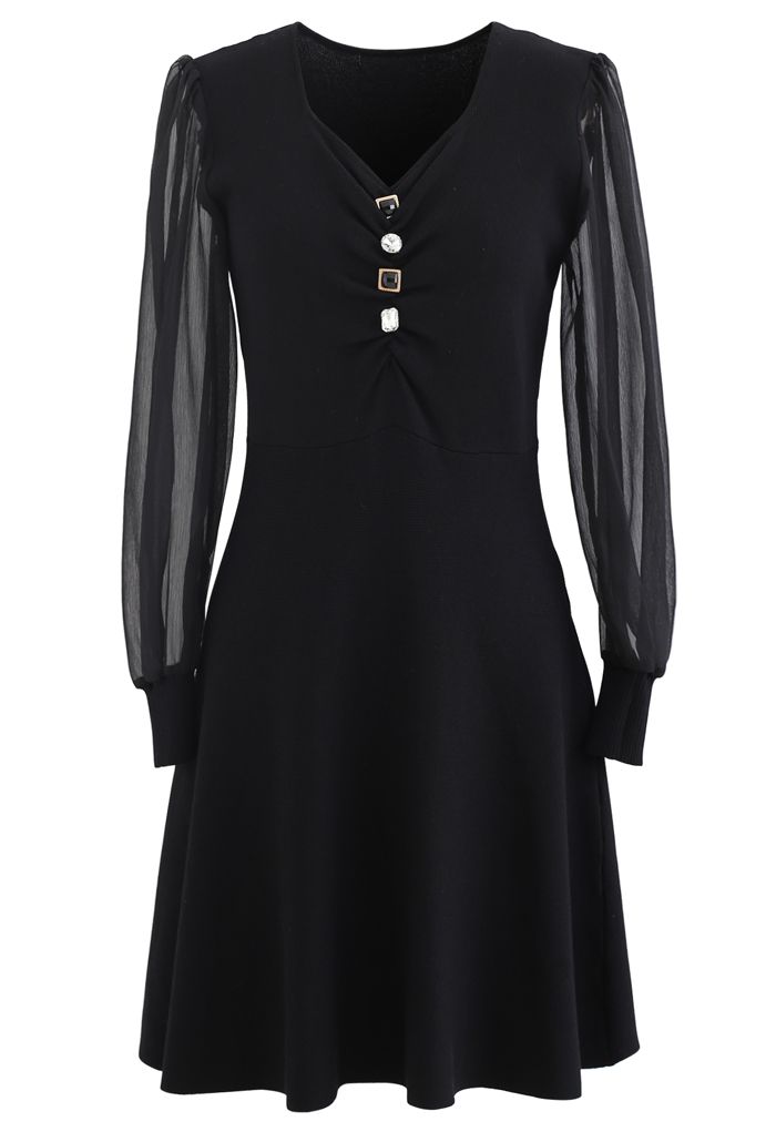 Vestido de punto fruncido con ribete de botones y mangas transparentes en negro