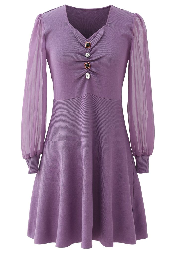 Vestido de punto fruncido con ribete de botones y mangas transparentes en lila