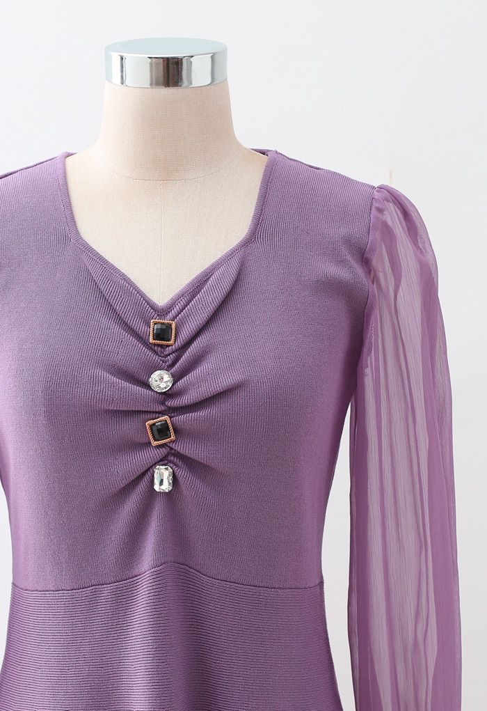 Vestido de punto fruncido con ribete de botones y mangas transparentes en lila
