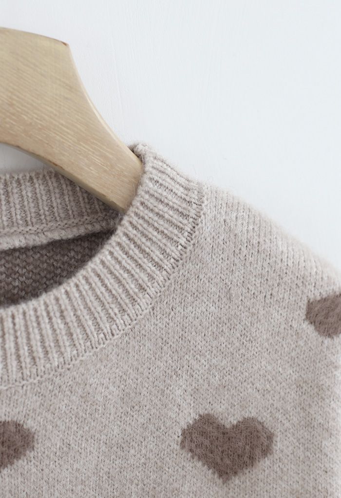 Suéter de punto con corazones borrosos en color de contraste en gris topo