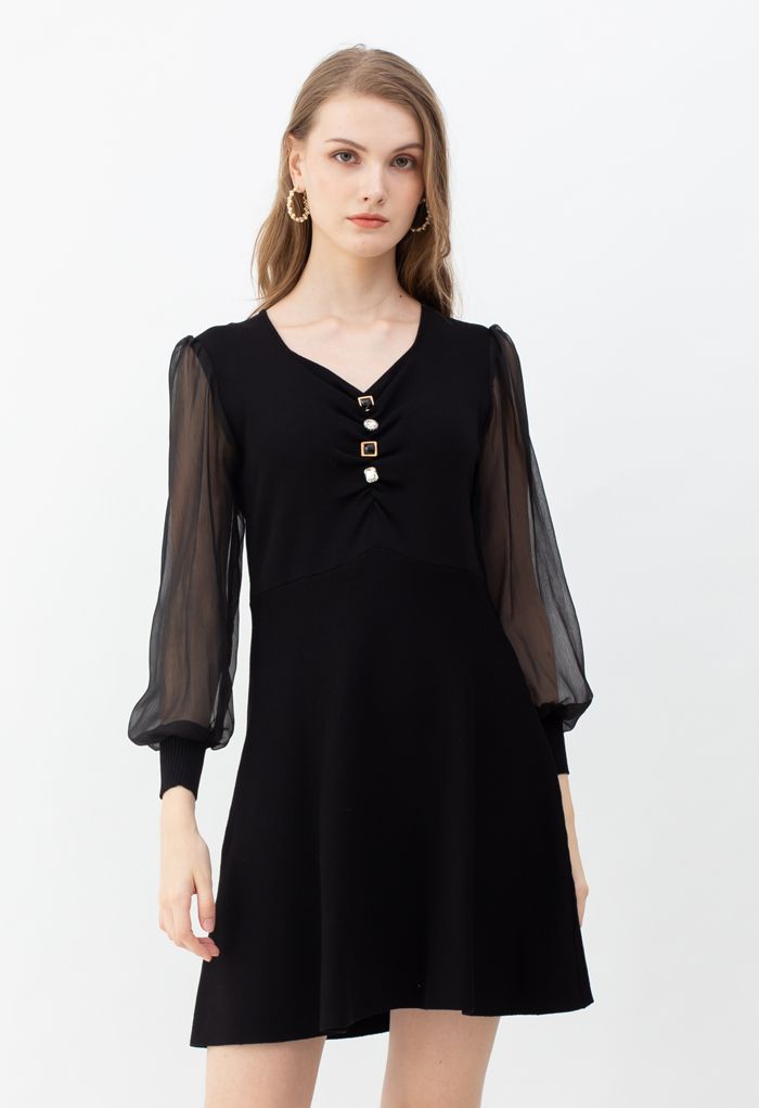Vestido de punto fruncido con ribete de botones y mangas transparentes en negro
