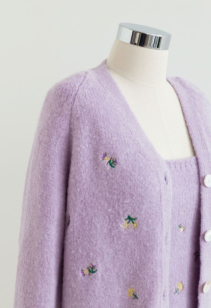 Conjunto de cárdigan y blusa de tirantes con bordado en lila