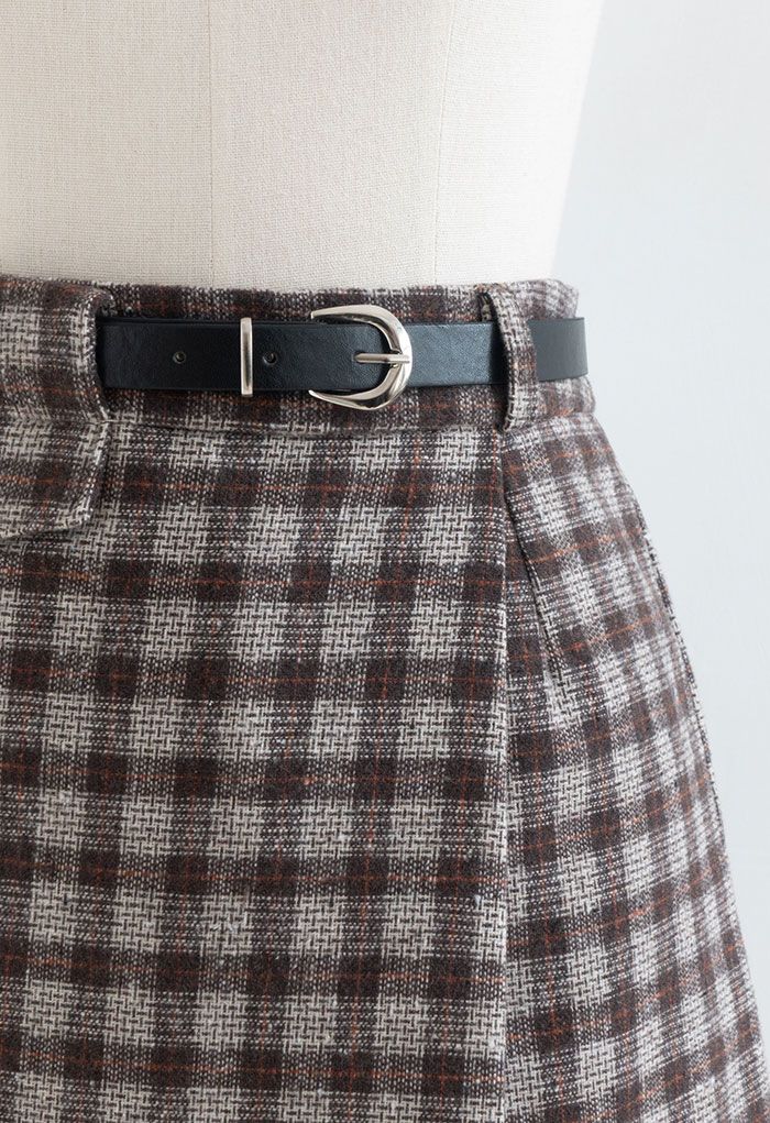 Falda pantalón con solapa y cinturón con estampado de cuadros en marrón