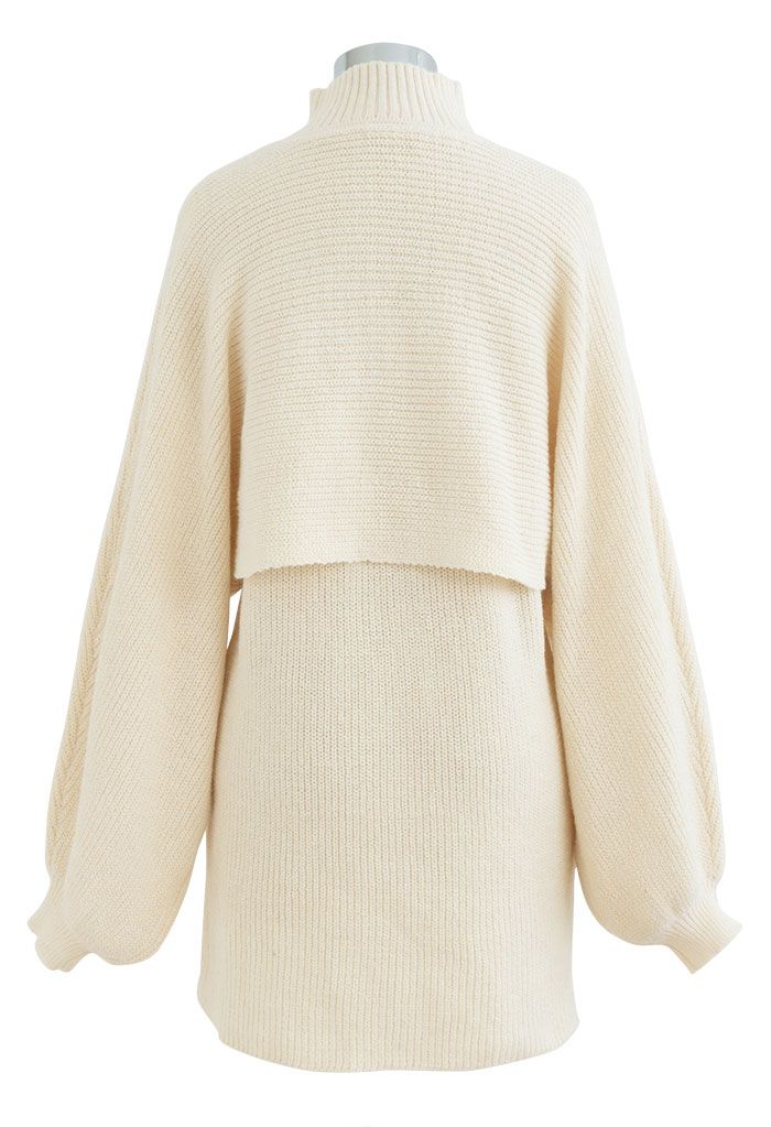 Conjunto de suéter corto con cuello simulado y vestido de punto sin mangas en crema