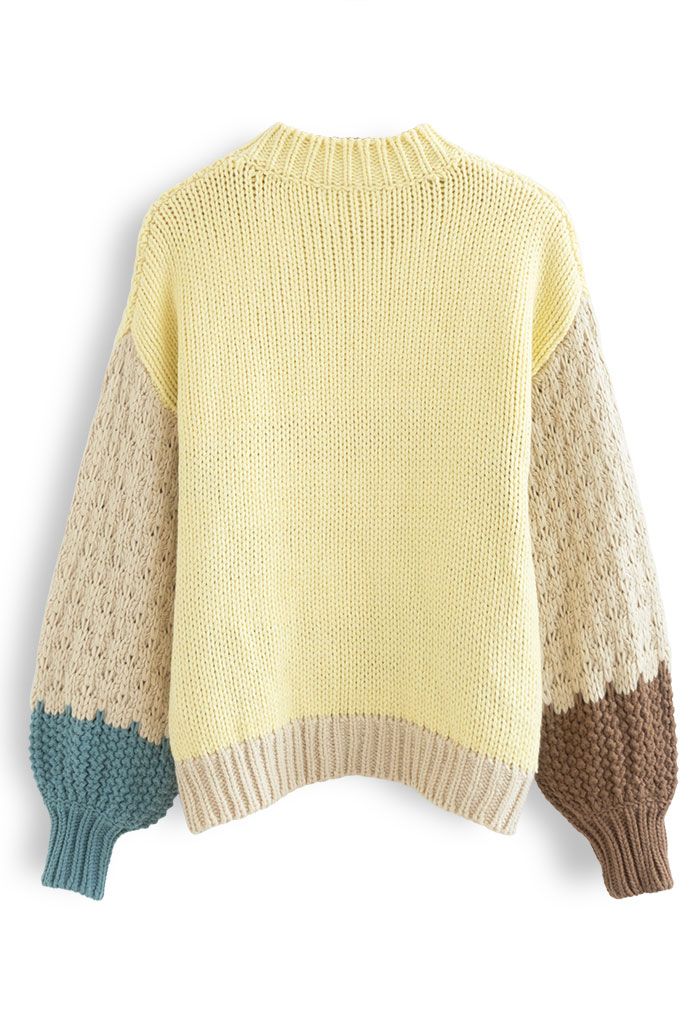 Suéter grueso tejido a mano con bloques de color en amarillo