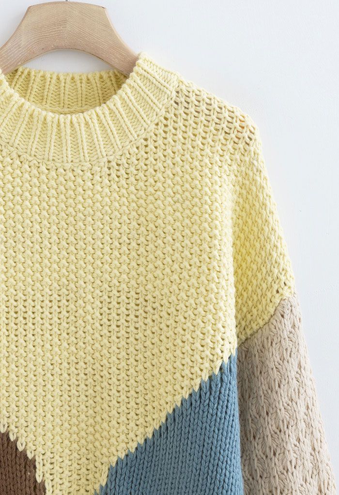 Suéter grueso tejido a mano con bloques de color en amarillo
