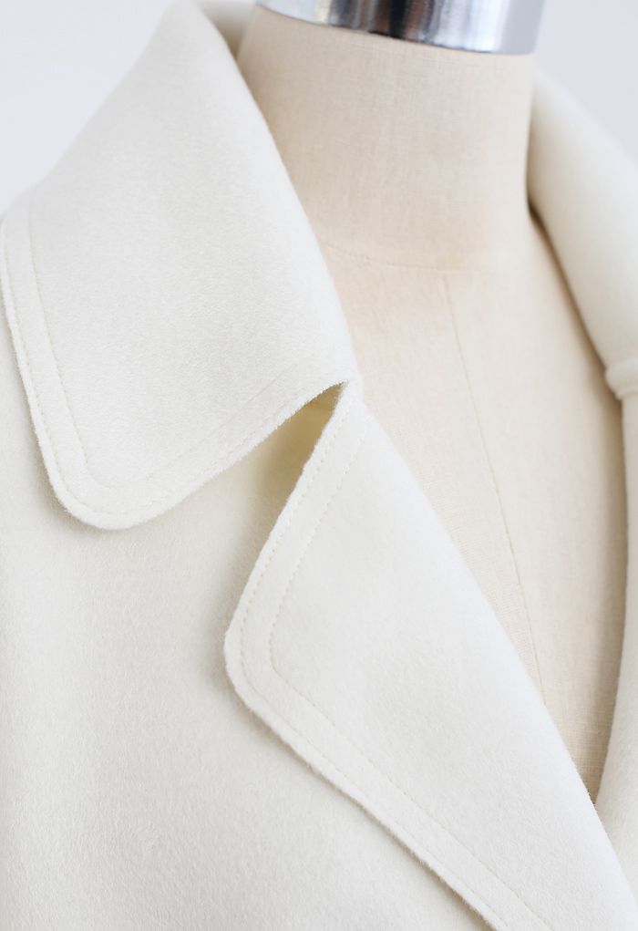 Abrigo de mezcla de lana con doble botonadura y cinturón en marfil