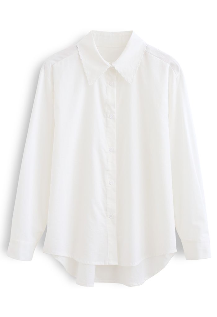 Camisa Hi-Lo abotonada con cuello bordado en blanco