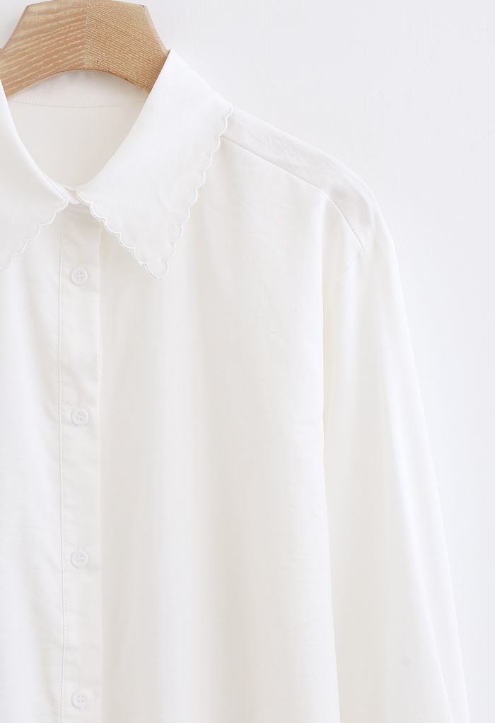 Camisa Hi-Lo abotonada con cuello bordado en blanco