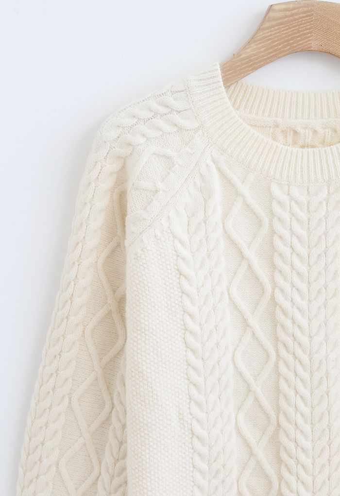 Suéter de punto corto con textura trenzada en marfil