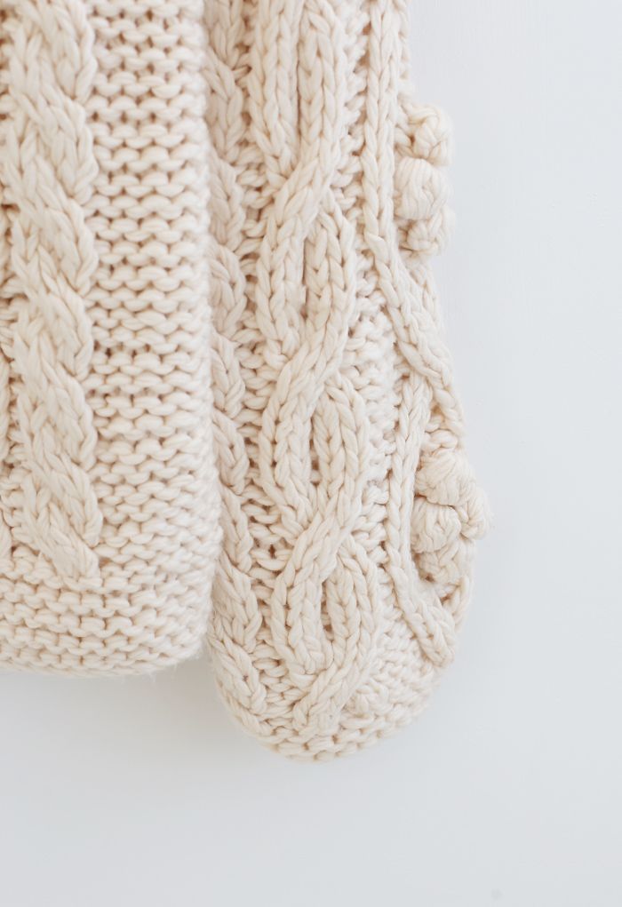 Suéter trenzado tejido a mano con pompones