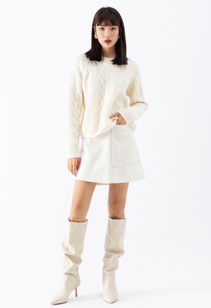 Suéter de punto corto con textura trenzada en marfil