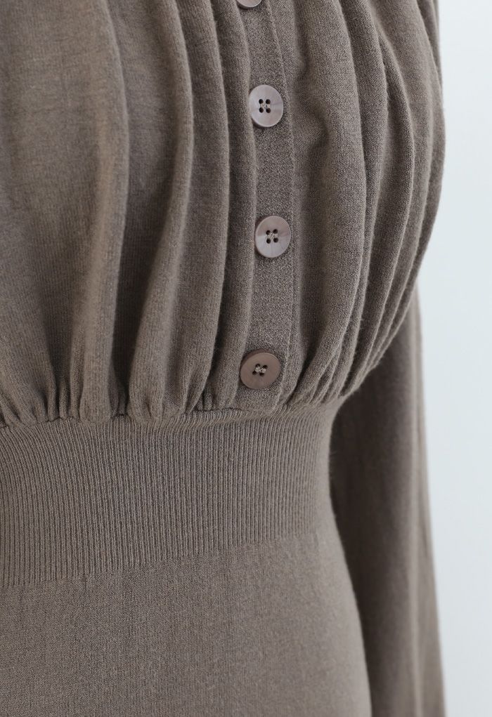 Vestido de punto suave con botones delanteros fruncidos en gris topo