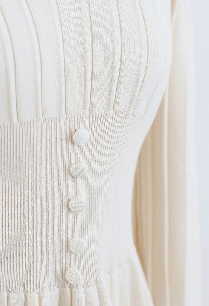 Vestido de punto plisado con botones decorados en color crema