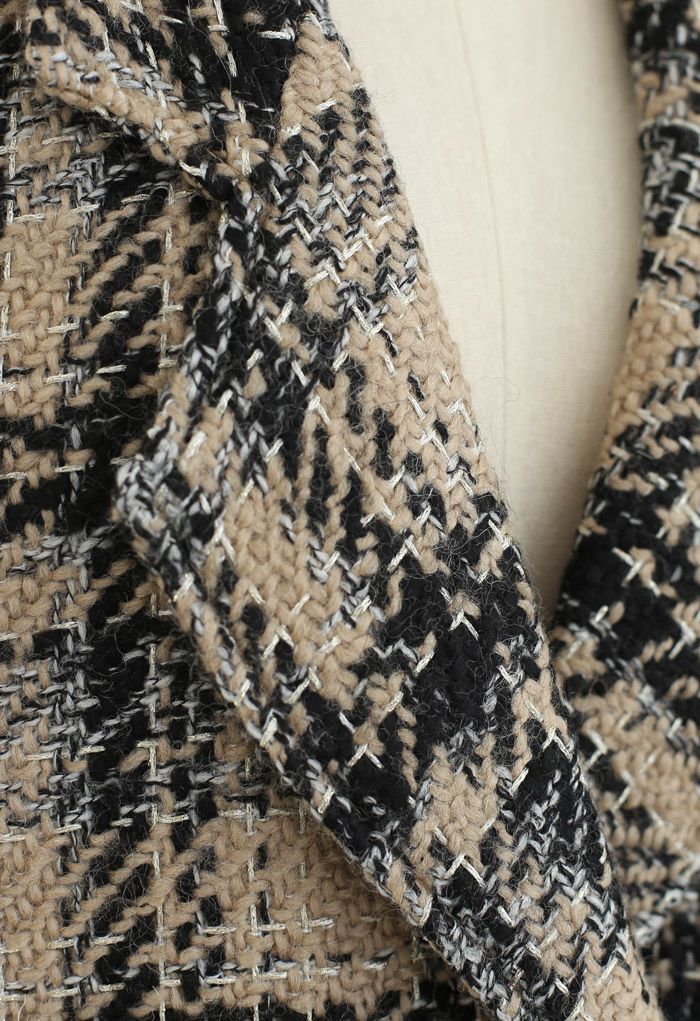Abrigo de tweed con doble botonadura en contraste en color mostaza