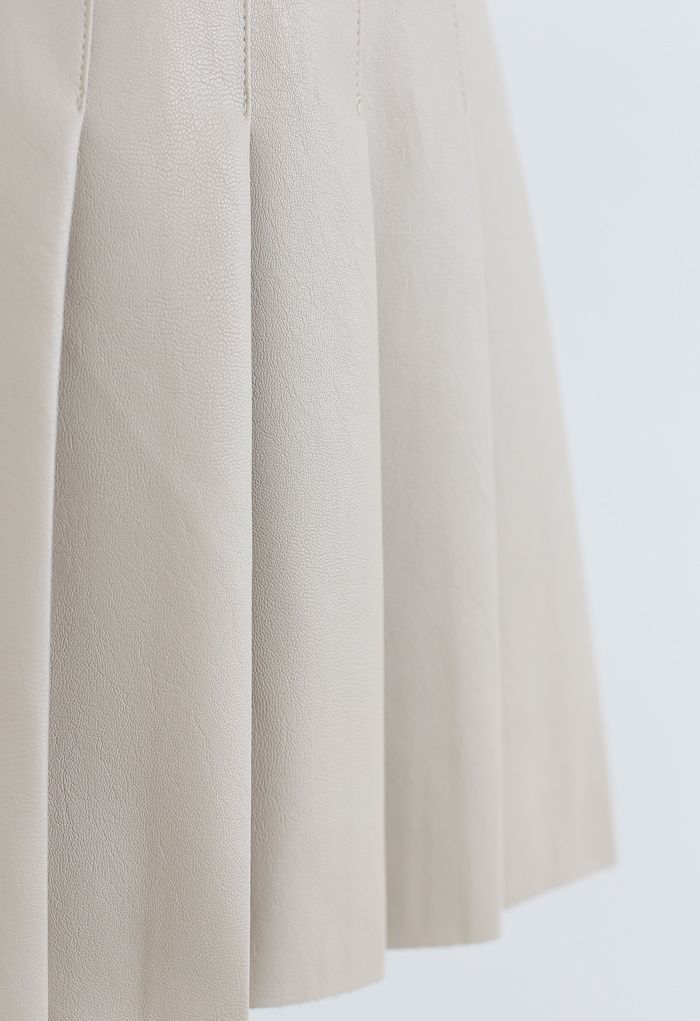 Minifalda plisada de piel sintética en color crema