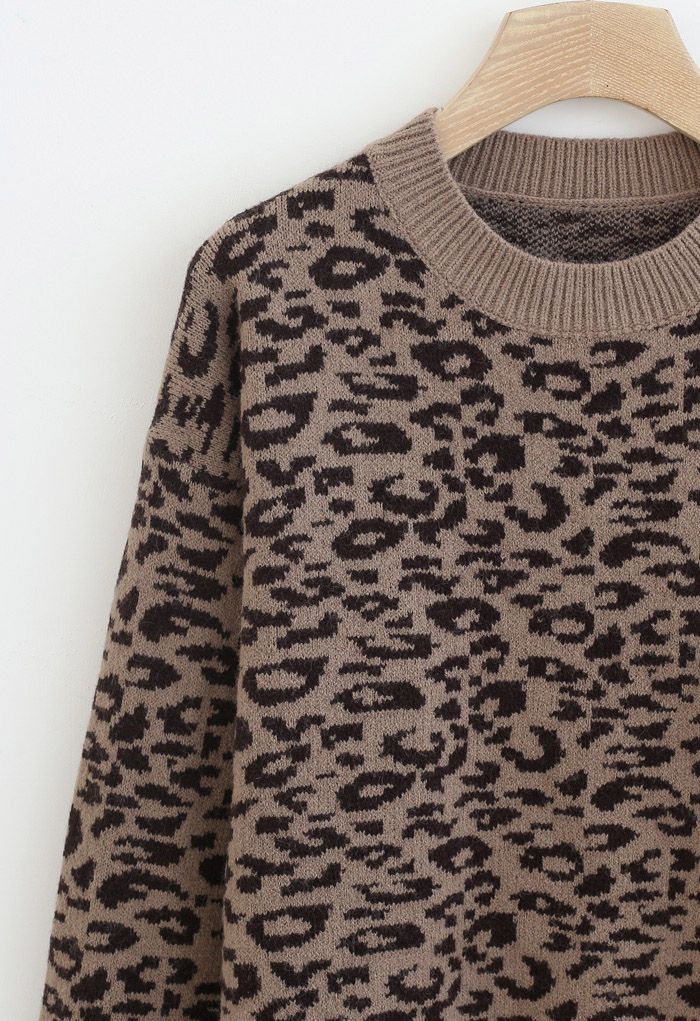 Suéter de punto con cuello redondo y estampado de leopardo en marrón
