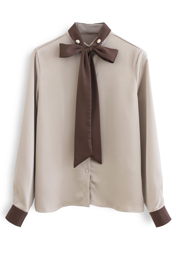 Camisa con botones de satén con cuello de pajarita en tostado claro