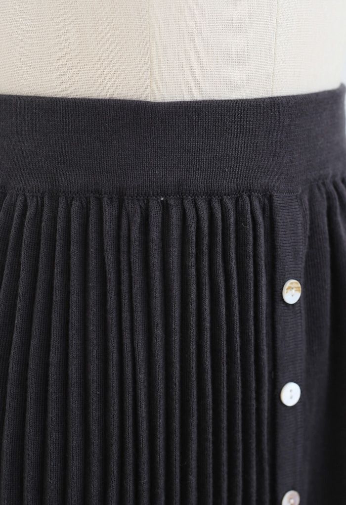 Falda de punto acanalado plisada con botones en la parte delantera en color humo