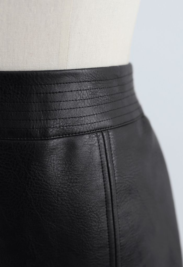 Minifalda Bud de cuero sintético con cintura cosida en negro