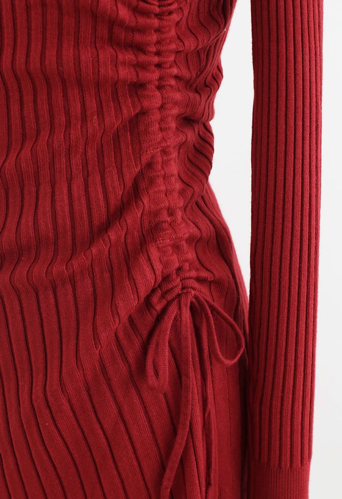 Vestido midi de punto acanalado con cordón lateral en rojo