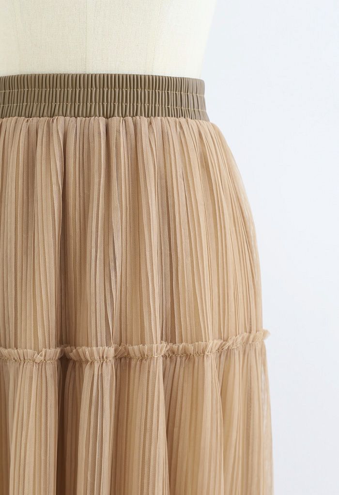 Falda plisada con detalle de volantes de malla suave en tostado claro