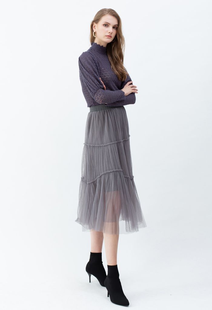 Falda plisada con detalle de volantes de malla suave en gris