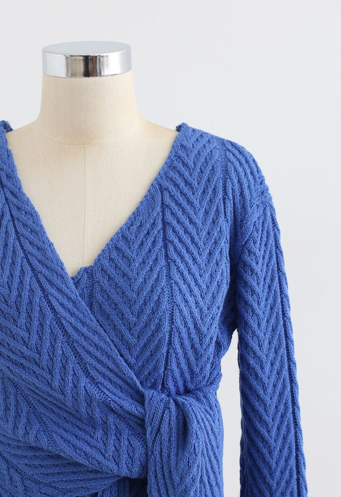 Suéter de punto corto con lazo cruzado en azul
