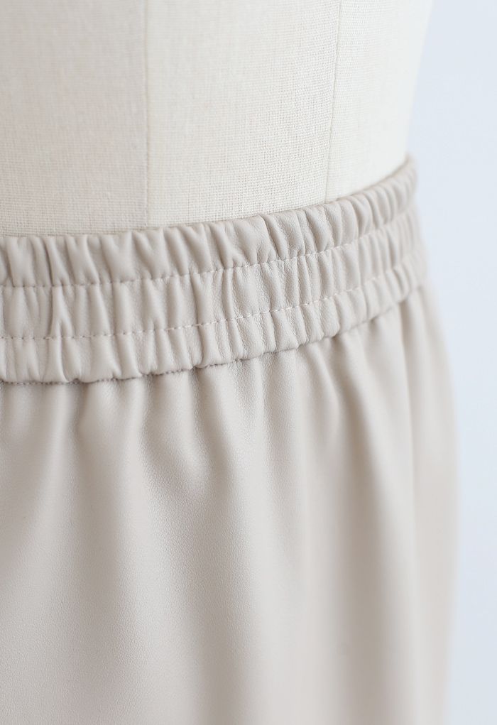 Elegante falda midi lápiz de piel sintética suave en color arena