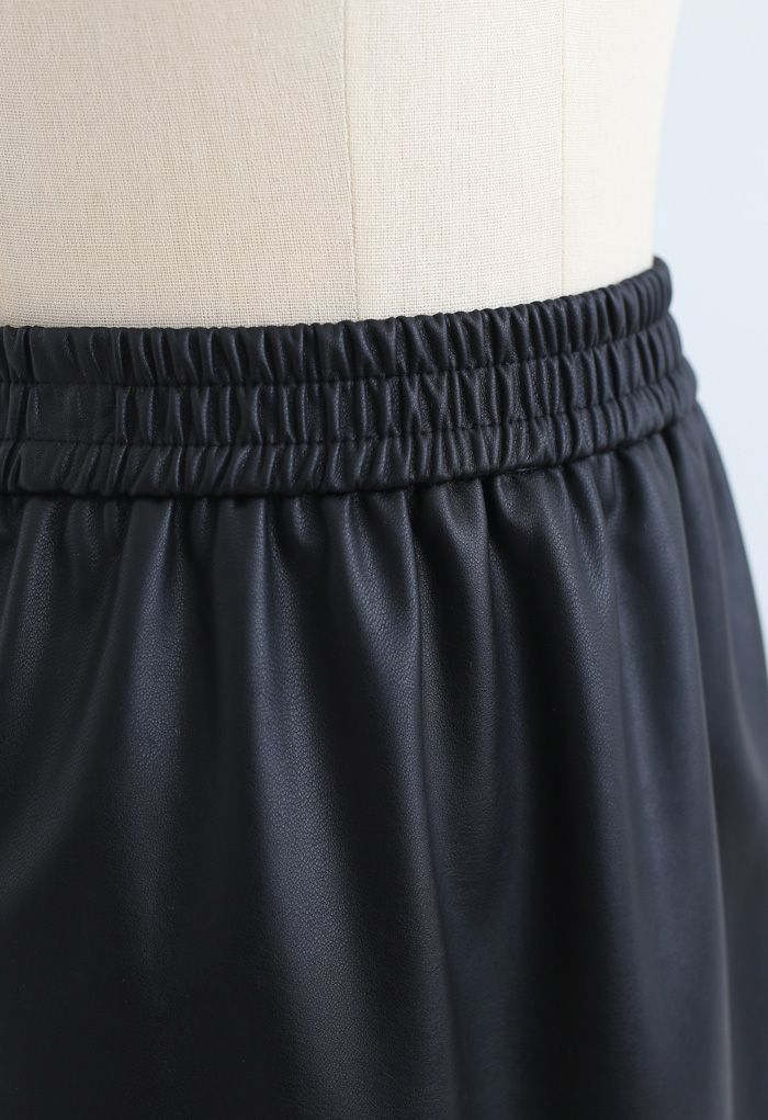 Elegante falda lápiz midi de cuero sintético suave en negro