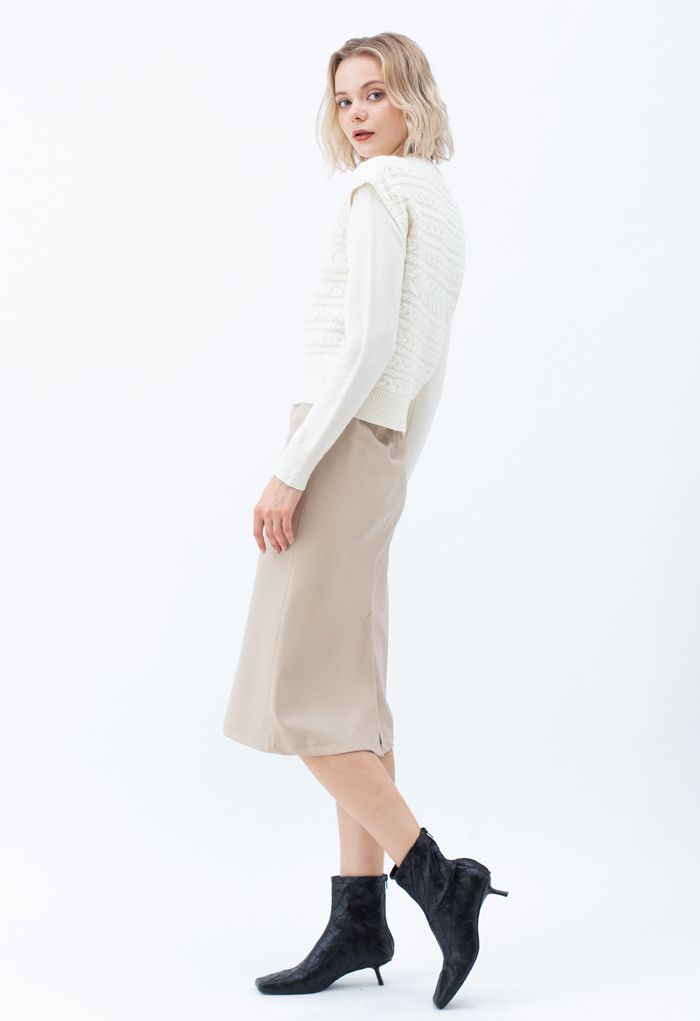 Elegante falda midi lápiz de piel sintética suave en color arena