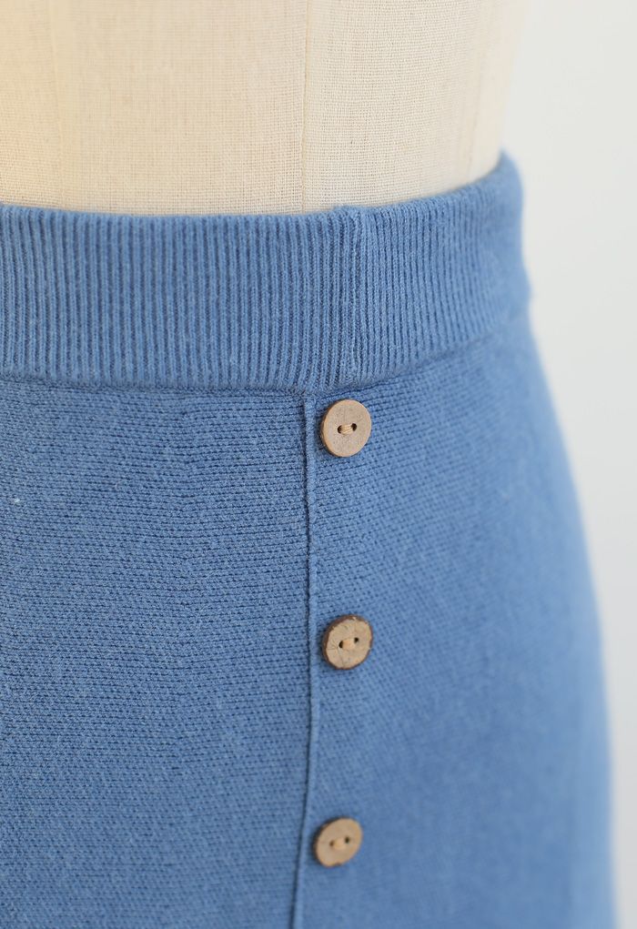Falda midi de punto con botones y dobladillo enrollado en azul