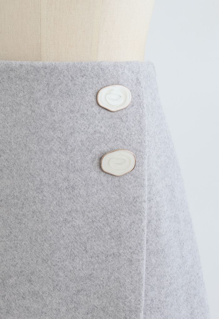 Minifalda con solapa y botones de mármol en gris