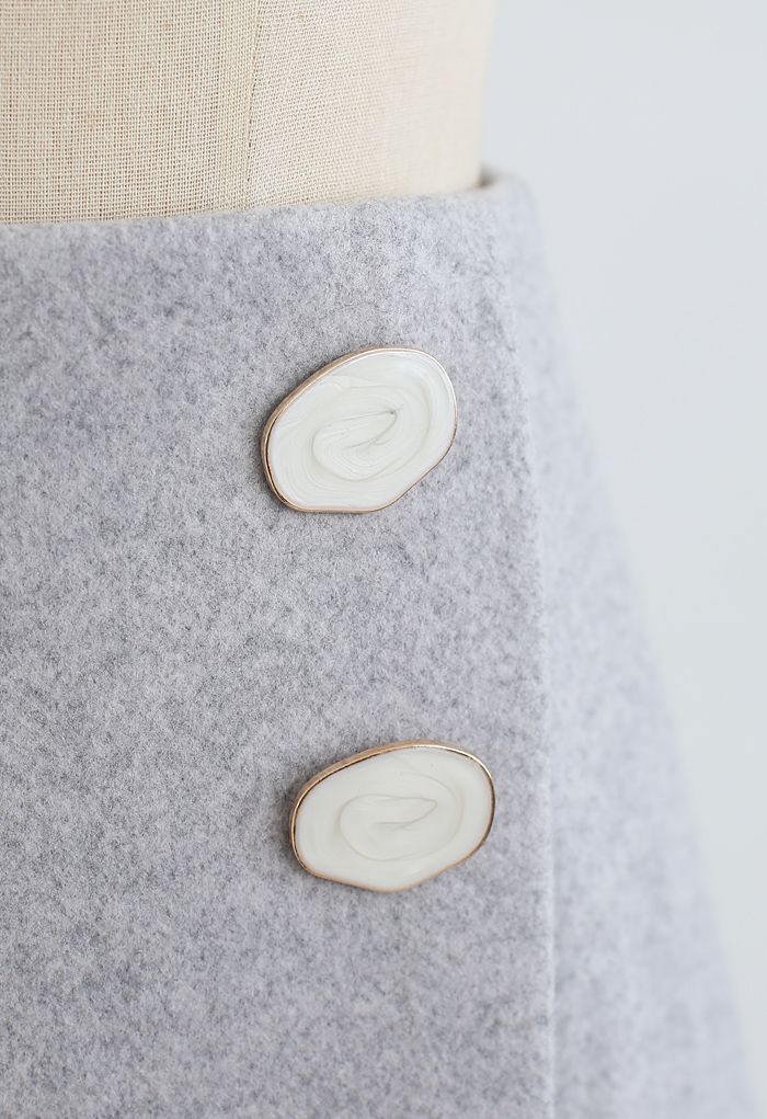 Minifalda con solapa y botones de mármol en gris