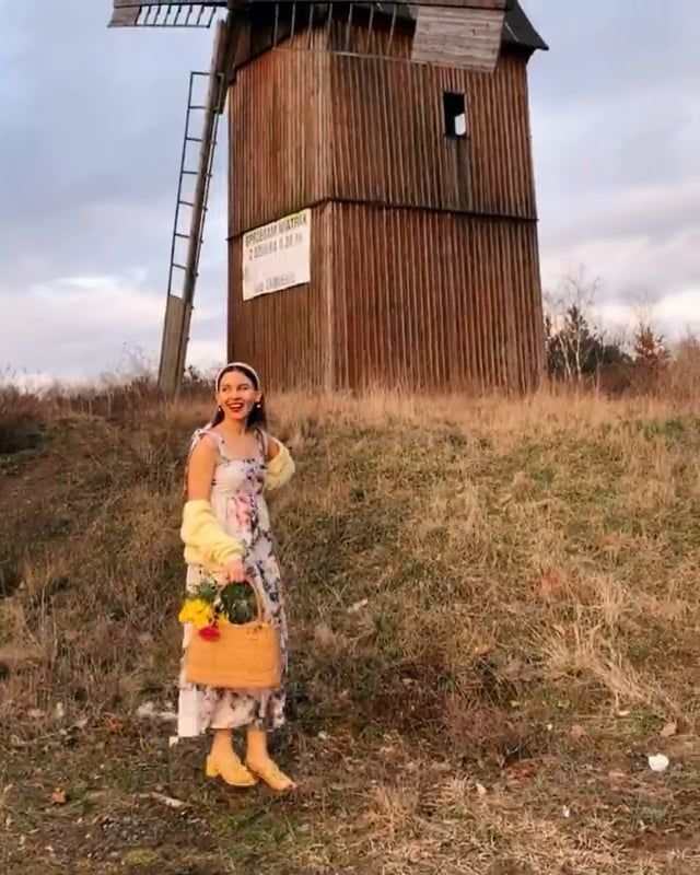 Vestido largo con tirantes y estampado de flores de acuarela