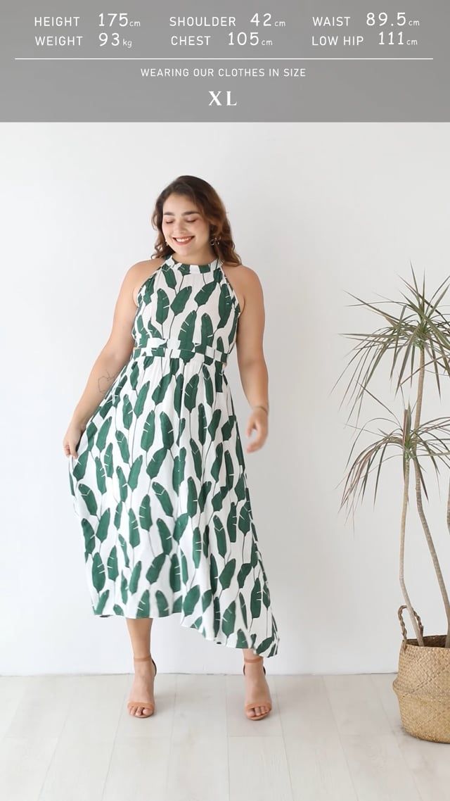 Vestido largo con cuello halter y estampado de hojas de palma de verano en verde