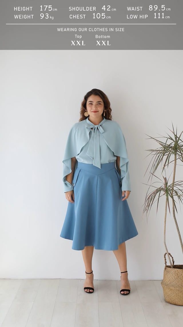 Falda midi de línea simple en simplicidad clásica en azul