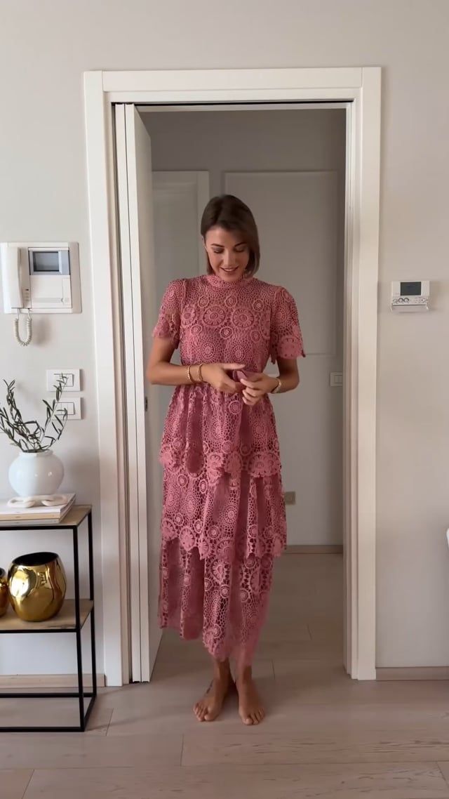 Vestido largo escalonado con cinturón y encaje calado en rosa