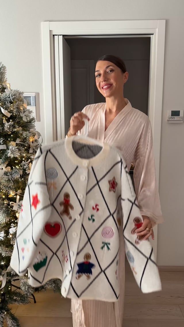 Cárdigan de punto con botones y diseño navideño de pan de jengibre en color blanco