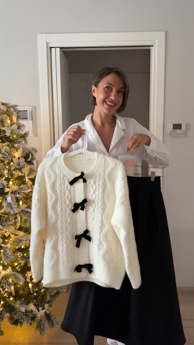 Elegante falda midi plisada de corte A con bolsillos laterales en negro