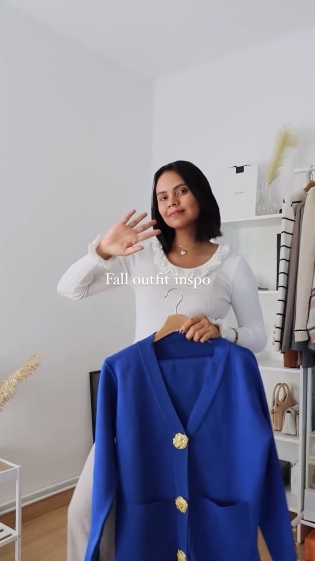 Conjunto de pantalón y cárdigan de punto con bolsillos de parche y botones dorados en azul real